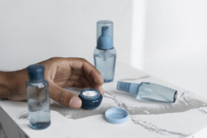 Adopter pleinement les recharges cosmétiques suppose plusieurs changements simultanés pour la consommatrice.